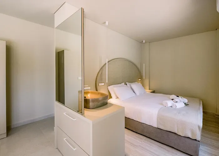 Nidra With Private Pool 하니아